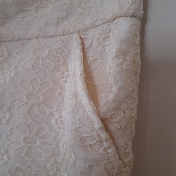 Cream Floral Lace Shorts with Pockets - Picture 2 of 6